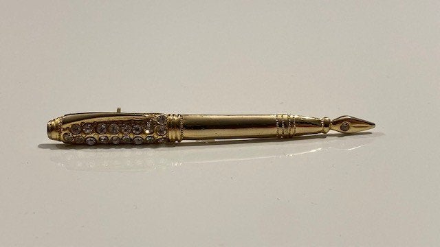 Goudkleurige broche (vorm: pen), Neuf, Enlèvement ou Envoi, 7 à 10 cm, Or