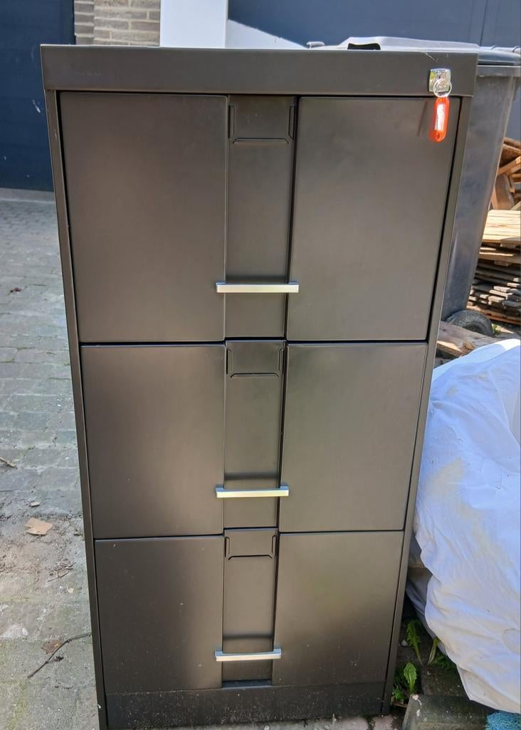 Archiefkast met slot, Ophalen, Met slot