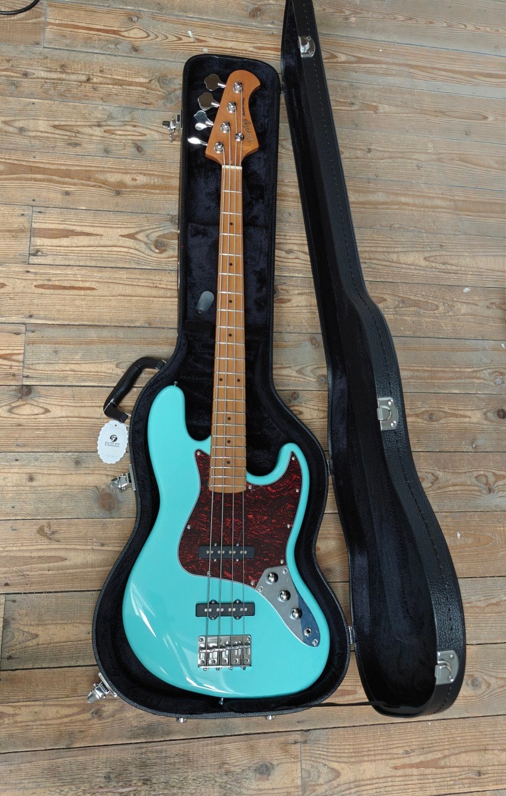 jazz bass met koffer - nieuw!, Muziek en Instrumenten, Snaarinstrumenten | Gitaren | Bas, Ophalen of Verzenden