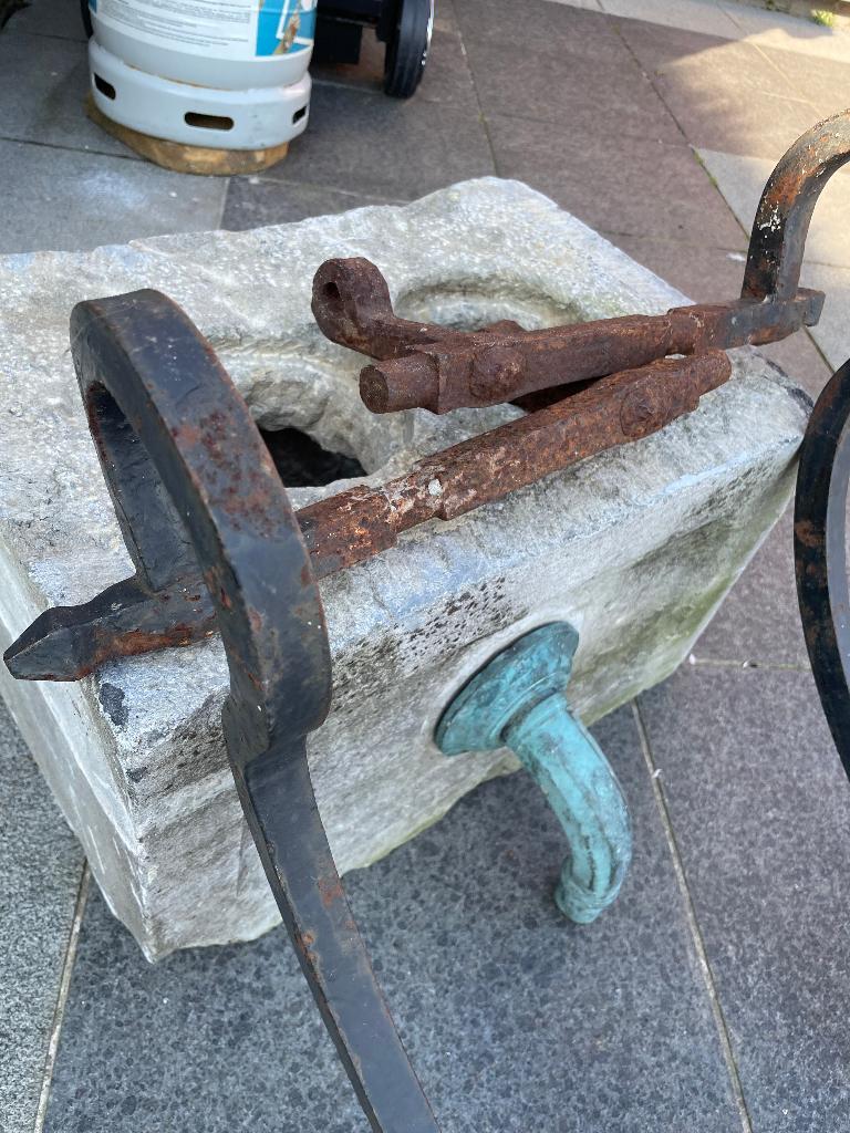 oude pomp met koperen tuit en armen, Tuin en Terras, Ophalen, Waterornament