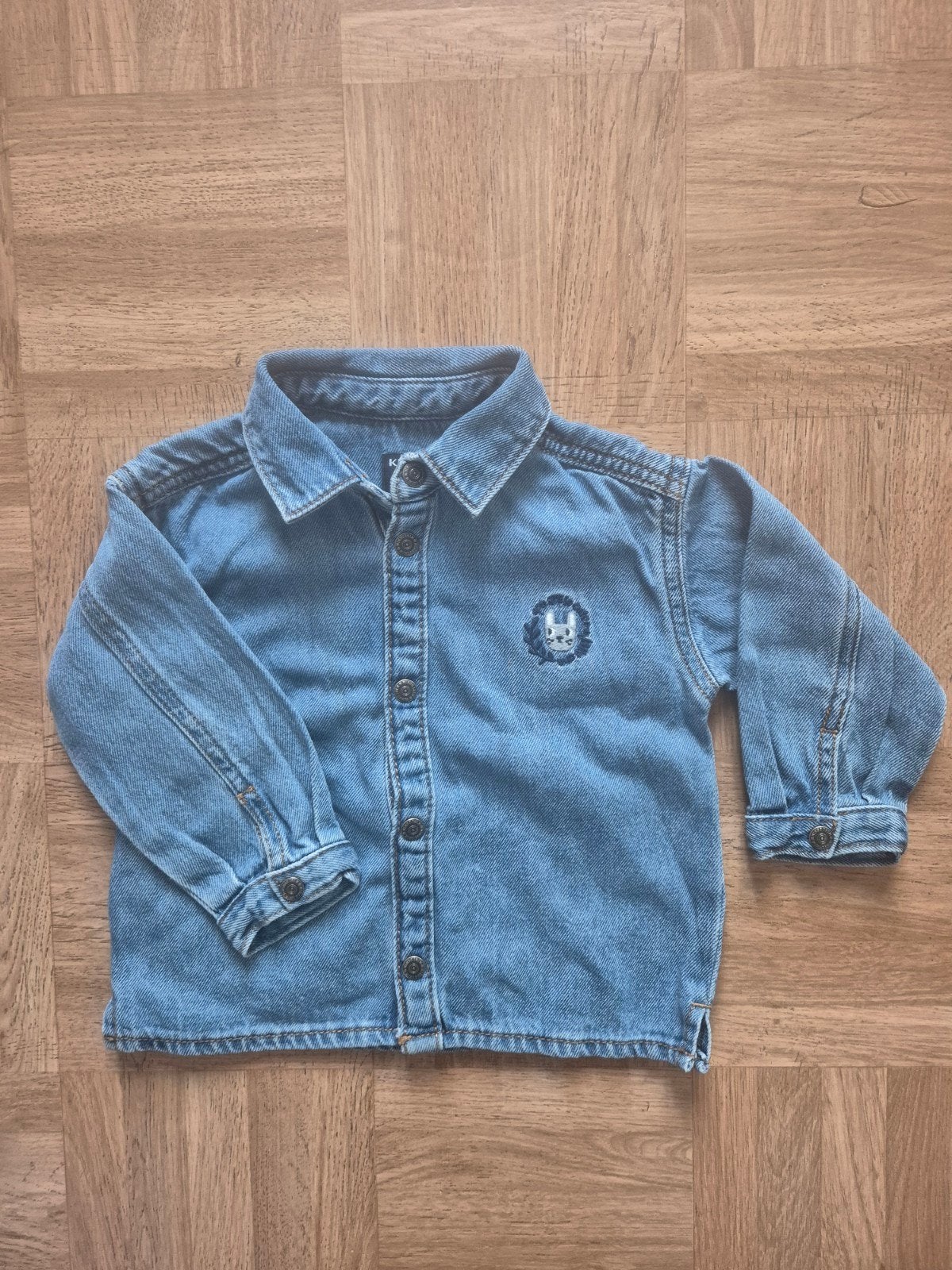 Chemise en jean 12mois 80cm, Enfants & Bébés, Vêtements de bébé | Taille 80, Kiabi, Garçon, Enlèvement ou Envoi, Chemise ou Chemisier