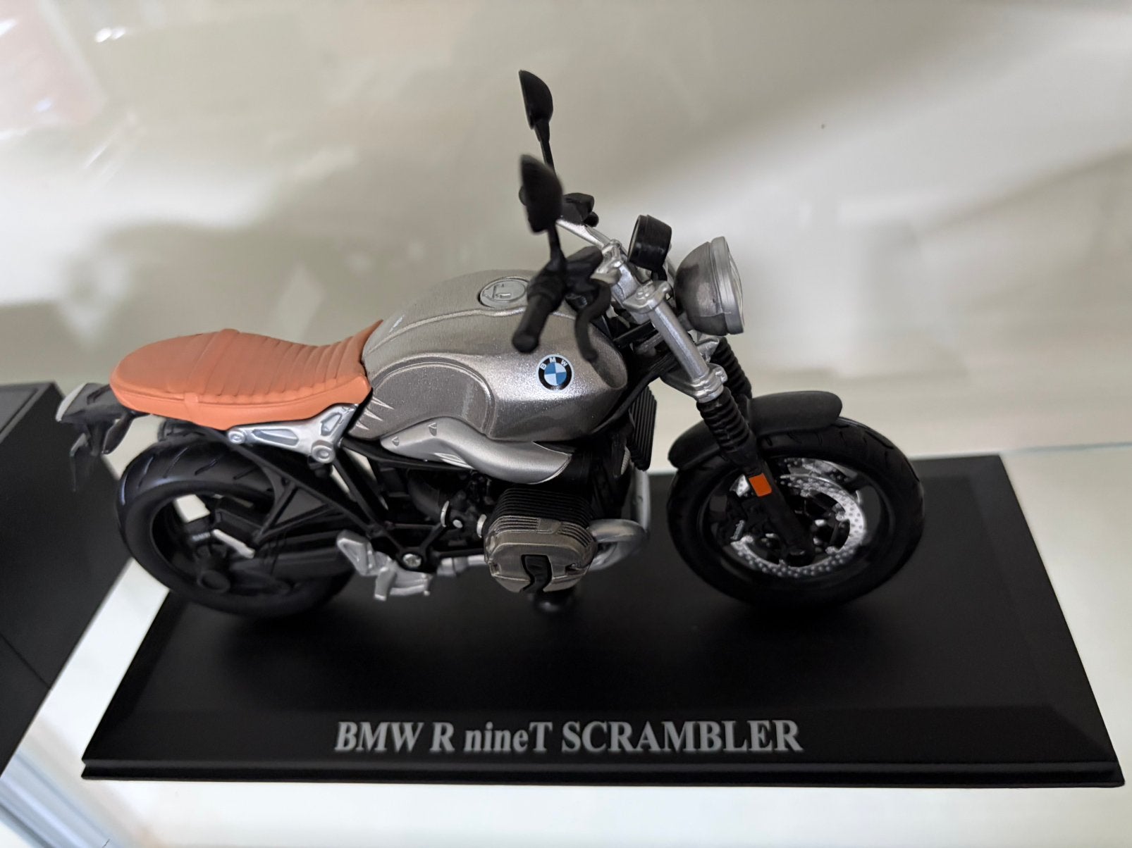 Miniatuur bmw RNineT, Ophalen, Zo goed als nieuw, Motor