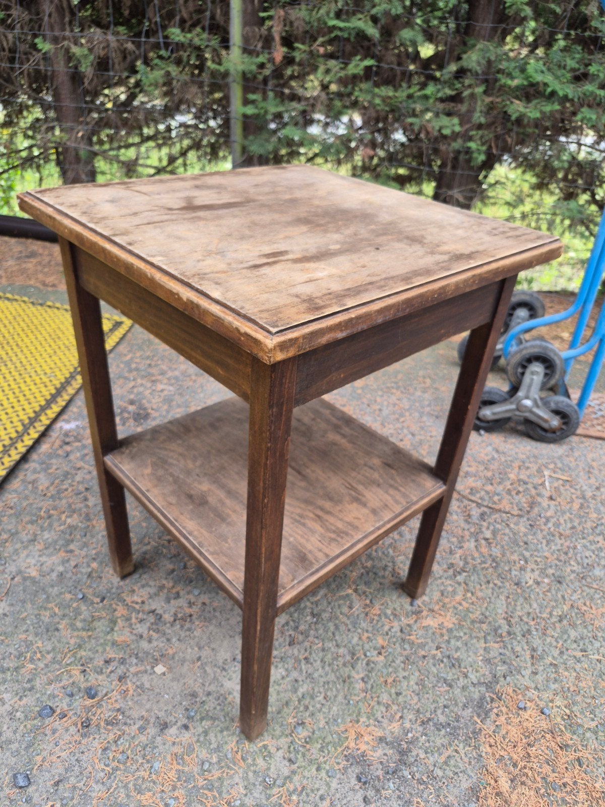 Petite table carrée en bois, Antiquités & Art, Enlèvement