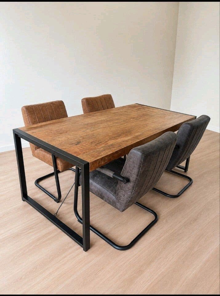 table à manger en bois de manguier avec 4 chaises — cool et, Enlèvement, Comme neuf