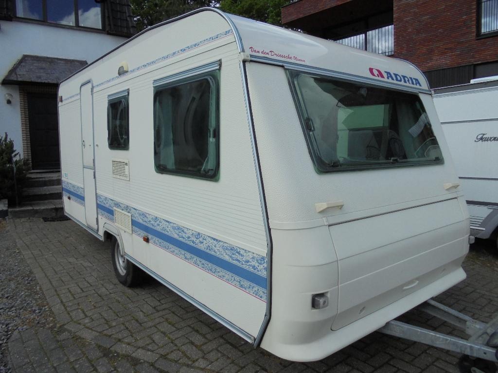 Adria Unica 461,4/2001,5 bedden/2 tafels+stapelbed,voortent, Caravans en Kamperen, Caravans, Particulier, tot en met 5, 750 - 1000 kg