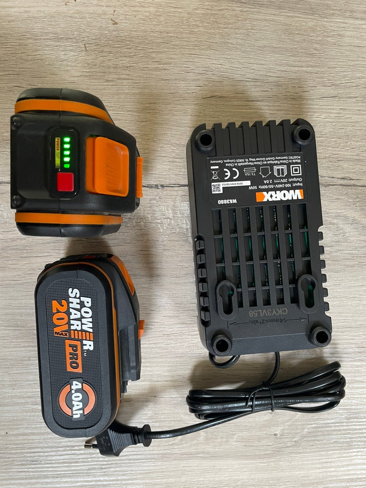 Nieuwe worw lade rmet 2 nieuwe batterijen, Audio, Tv en Foto, Ophalen, Nieuw