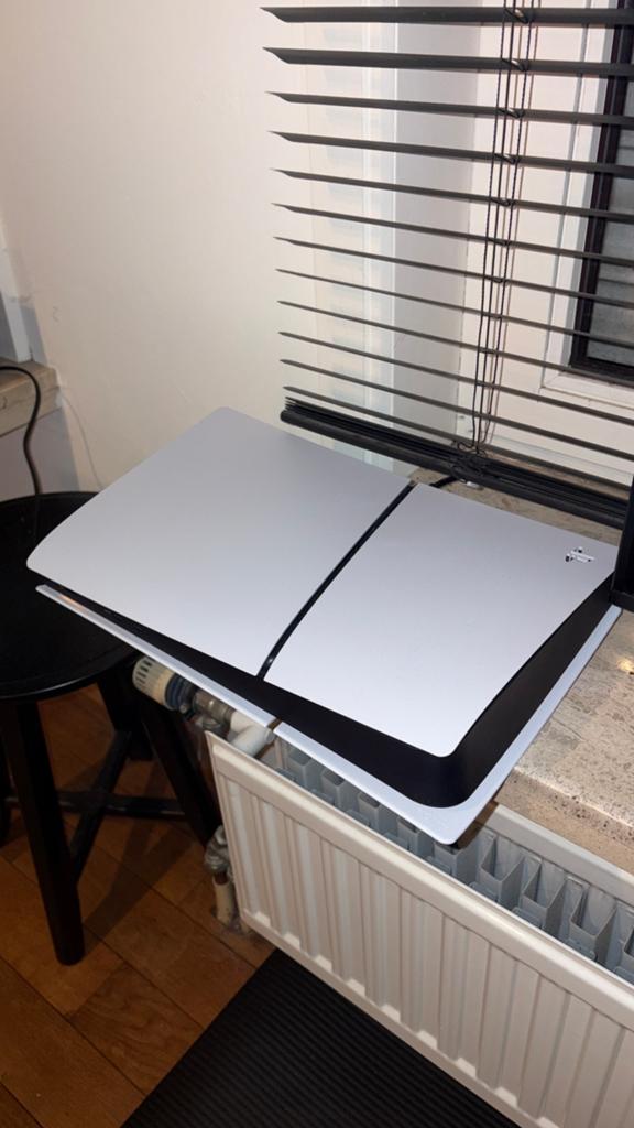 Playstation 5 slim digital versie + 2 controllers, Ophalen of Verzenden, Zo goed als nieuw, Playstation 5