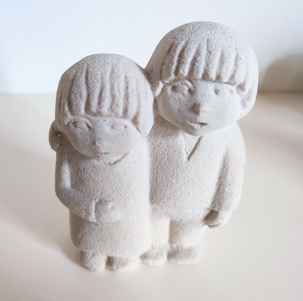 Belle statuette Stone Art: 2 amis. Fille et garçon, Enlèvement ou Envoi, Comme neuf, Humain