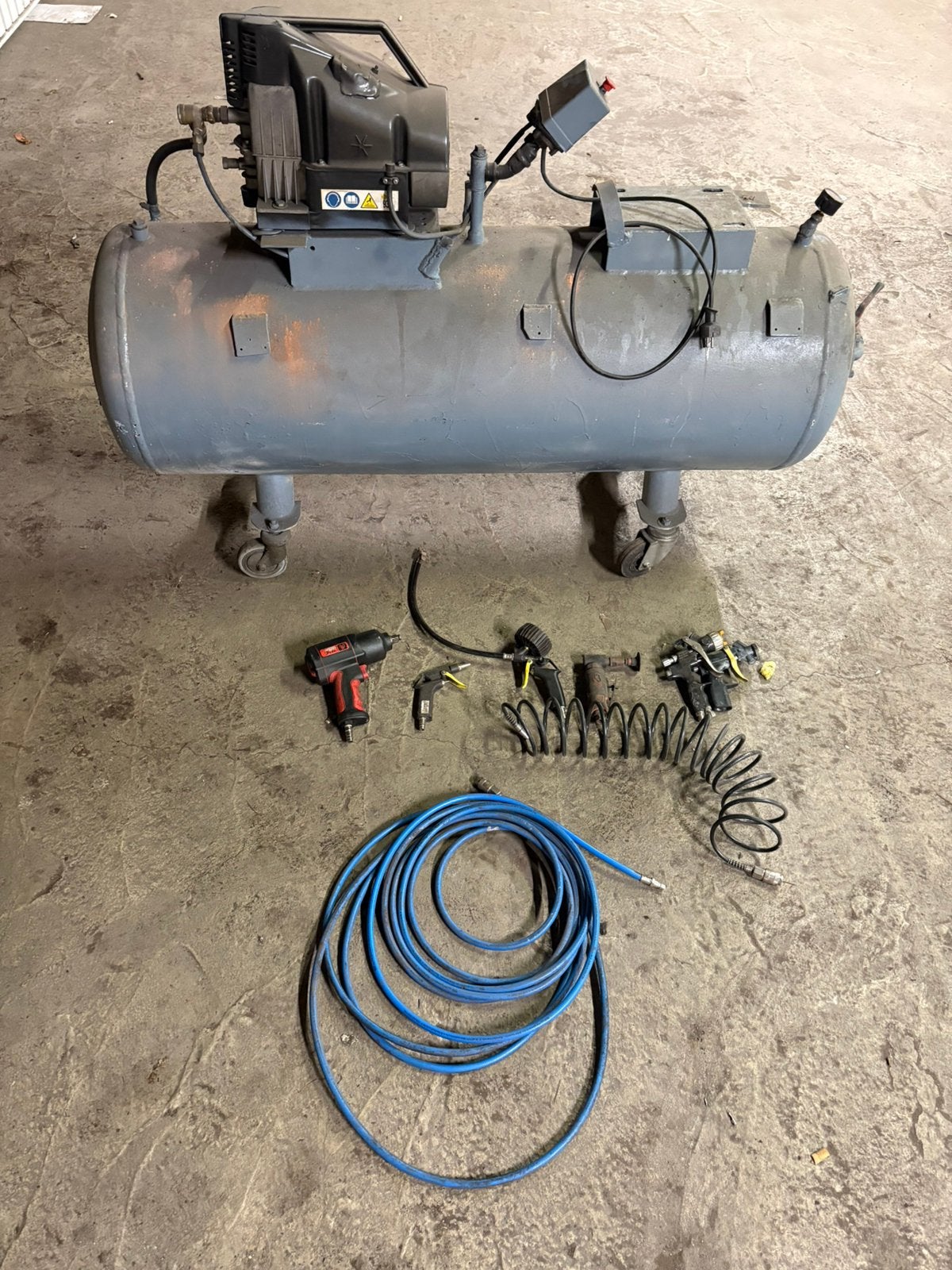 Compressor van 200 liter + accessoires., Doe-het-zelf en Bouw, Compressors, Ophalen, Gebruikt, 200 tot 400 liter/min, Olievrij