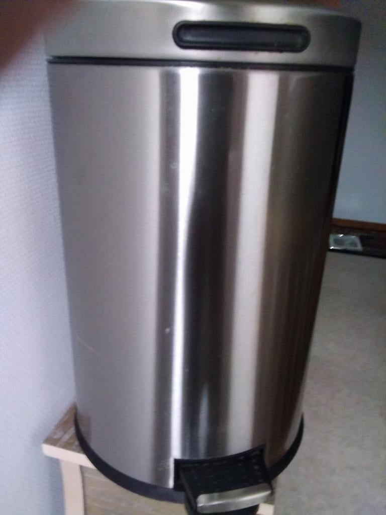 POUBELLE À PÉDALE EN ALUMINIUM, Enlèvement