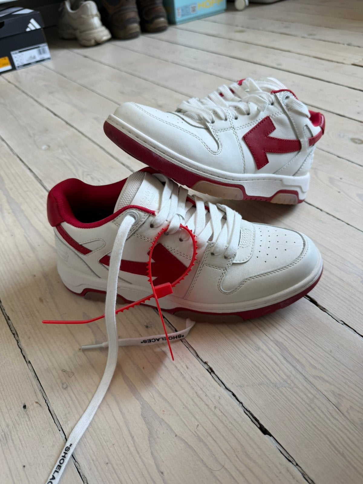 Off White out of office sneakers, Ophalen