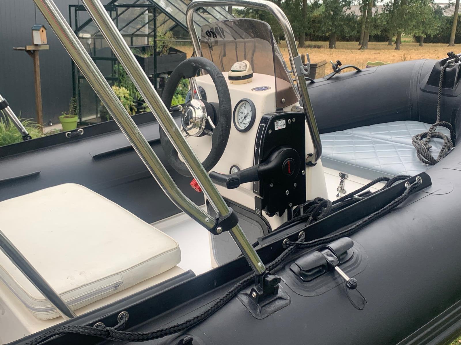 Ribboot met polyesterbodem met trailer, Watersport en Boten, Ophalen, Stuurconsole, Elektrisch, Zo goed als nieuw