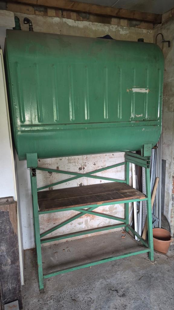 Réservoir d'huile de 1200 litres sur rack., Enlèvement