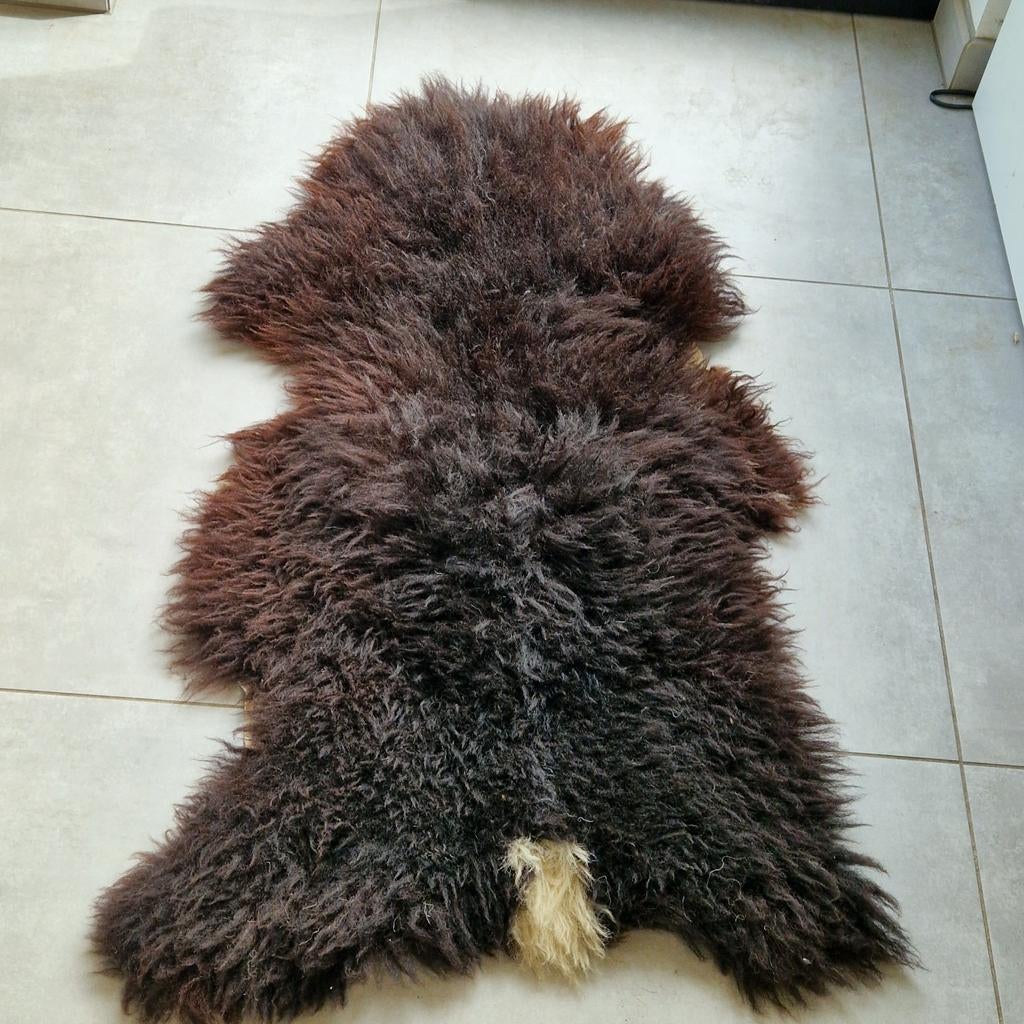 Zwart schapenvacht met witte staart , ca 115 x 65 cm groot, Ophalen of Verzenden