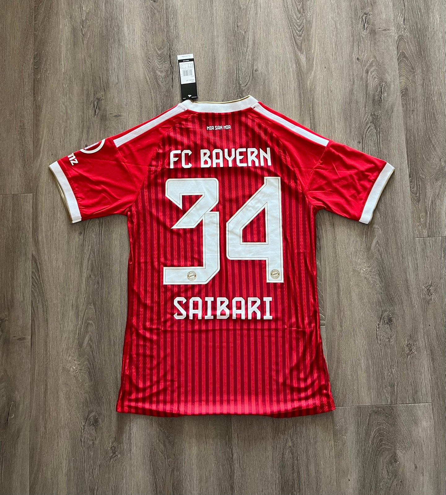 Bayern München Saibari #34 2026/27 Thuisshirt Maat M NIEUW, Sport en Fitness, Maat M, Ophalen of Verzenden, Nieuw