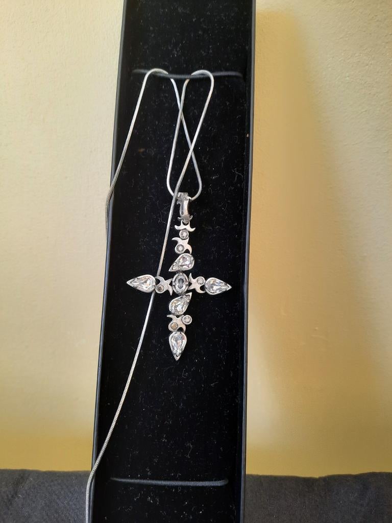 Mooi kruisje met steentjes en ketting, Ophalen