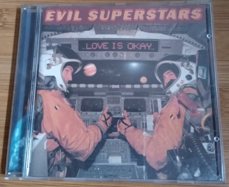 "Love is Okay" (Evil Superstars) CD, Ophalen of Verzenden