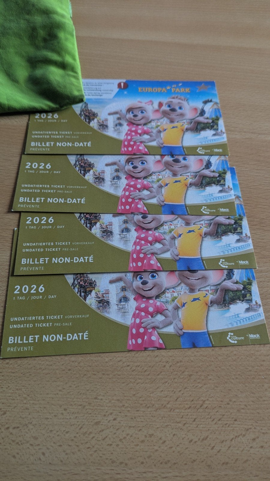 4 Ticketten Europapark, Tickets & Billets, Loisirs | Parcs d'attractions, Trois personnes ou plus, Ticket ou Carte d'accès