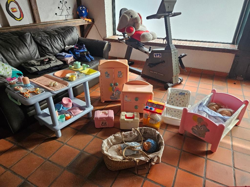 Poppen verzorgtafel, bedje, kasten en toebehoren, Ophalen, Zo goed als nieuw, Babypop