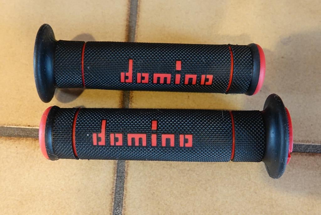 Domino BLACK/RED TRIAL GRIPS A240, Motoren, Onderdelen | Merk-onafhankelijk, Ophalen of Verzenden, Nieuw