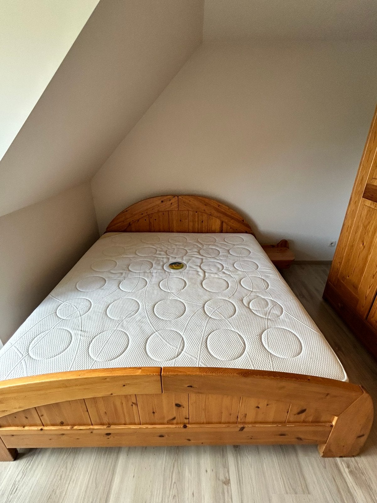 Bed met nachtkasje aan vast + matras (indien gewenst), Huis en Inrichting, Slaapkamer | Complete slaapkamers, Ophalen, Gebruikt