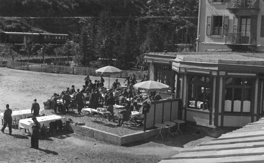 photo orig. - GI américaine sur une terrasse en Europe - SGM, Envoi, Armée de terre, Photo ou Poster