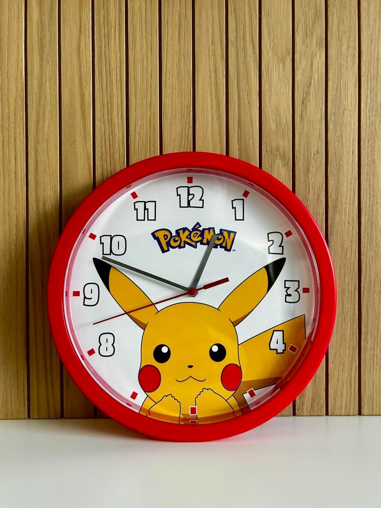 Pokémon wandklok met Pikachu., Ophalen of Verzenden, Zo goed als nieuw, Wandklok