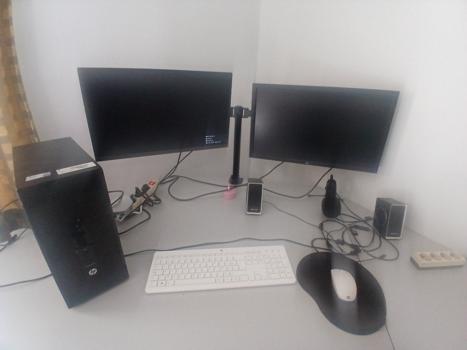 Hele goede pc windows 10 te koop! Met 2 beeldschermen hangen, Computers en Software, Monitoren, Ophalen