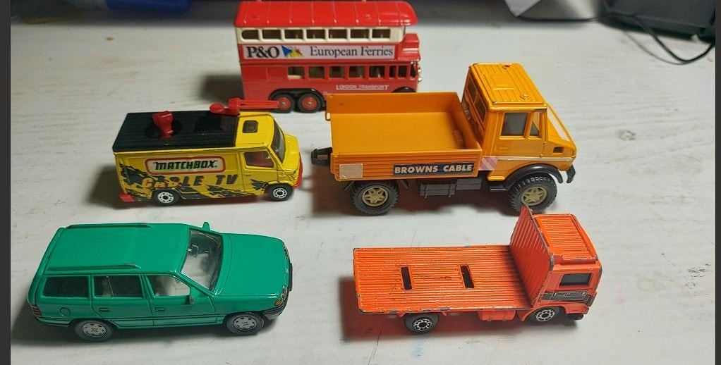 Vijf kleine auto's/vrachtwagens/bus type matchbox., Verzamelen, Verzenden