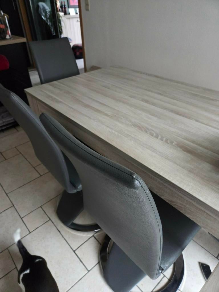 Hele mooie tafel met 4 stoelen, Huis en Inrichting, Ophalen
