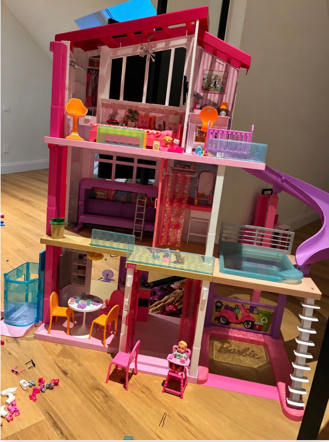 Barbie droomhuis + poppen, cabrio, scooter en  accessoires, Ophalen, Gebruikt, Accessoires