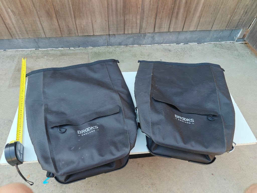 Brooks fietstas  Scape L Black 18-22L (NIEUW) set dus 2 st, Fietsen en Brommers, Ophalen, Nieuw
