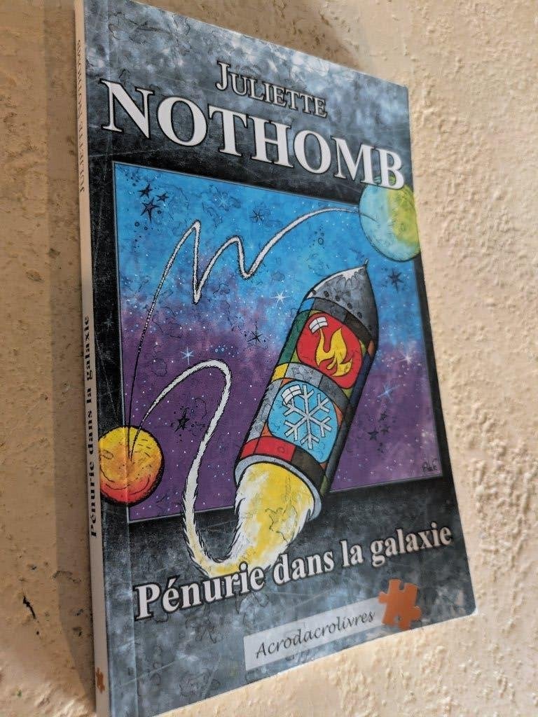 Pénurie dans la galaxie (Juliette Nothomb)., Livres, Envoi, Comme neuf, Juliette Nothomb.