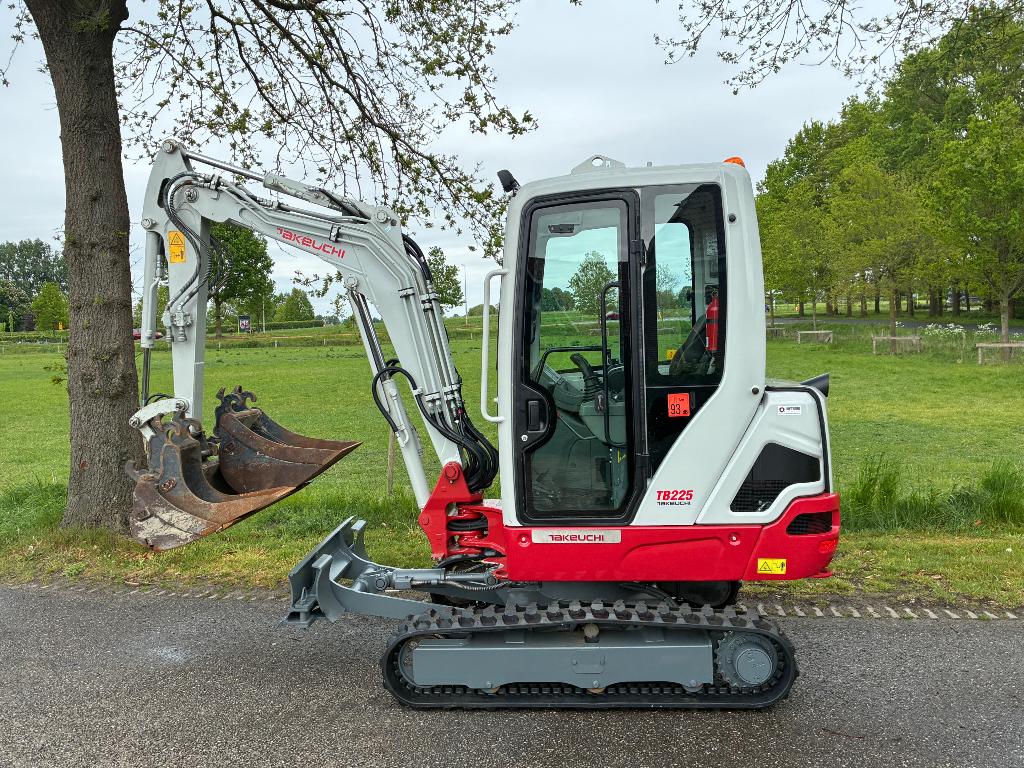 Takeuchi TB225e, Zakelijke goederen, Machines en Bouw | Kranen en Graafmachines, Ophalen of Verzenden, Graafmachine