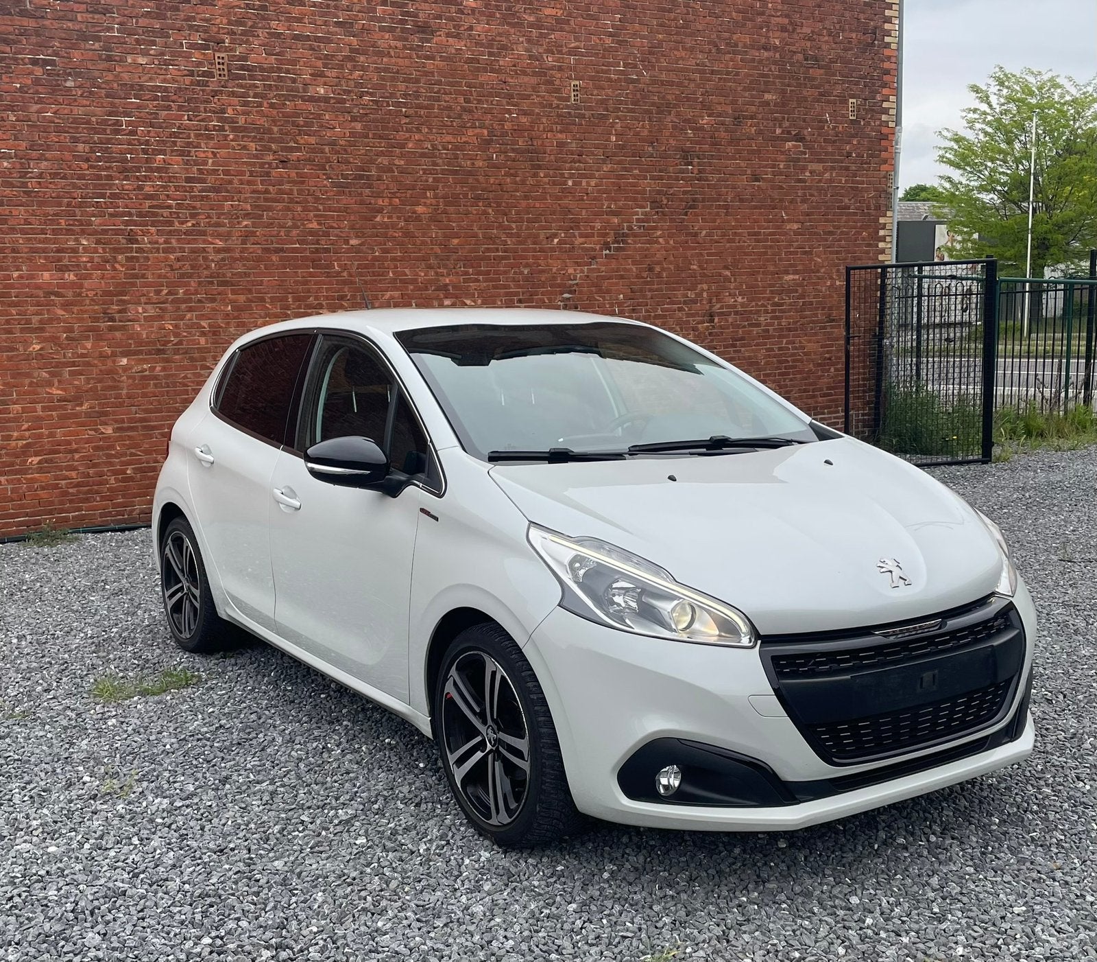 Peugeot 208 1.2 GT- Line | Camera | Apple CarPlay, https://public.car-pass.be/vhr/32e3b952-736c-453c-be2e-49ad4688178d, Wit, Leder