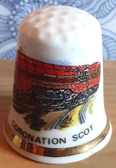 désa coudre de collection en porcelaine locomotive (2), Verzamelen, Vingerhoedjes, Ophalen of Verzenden, Zo goed als nieuw, Porselein