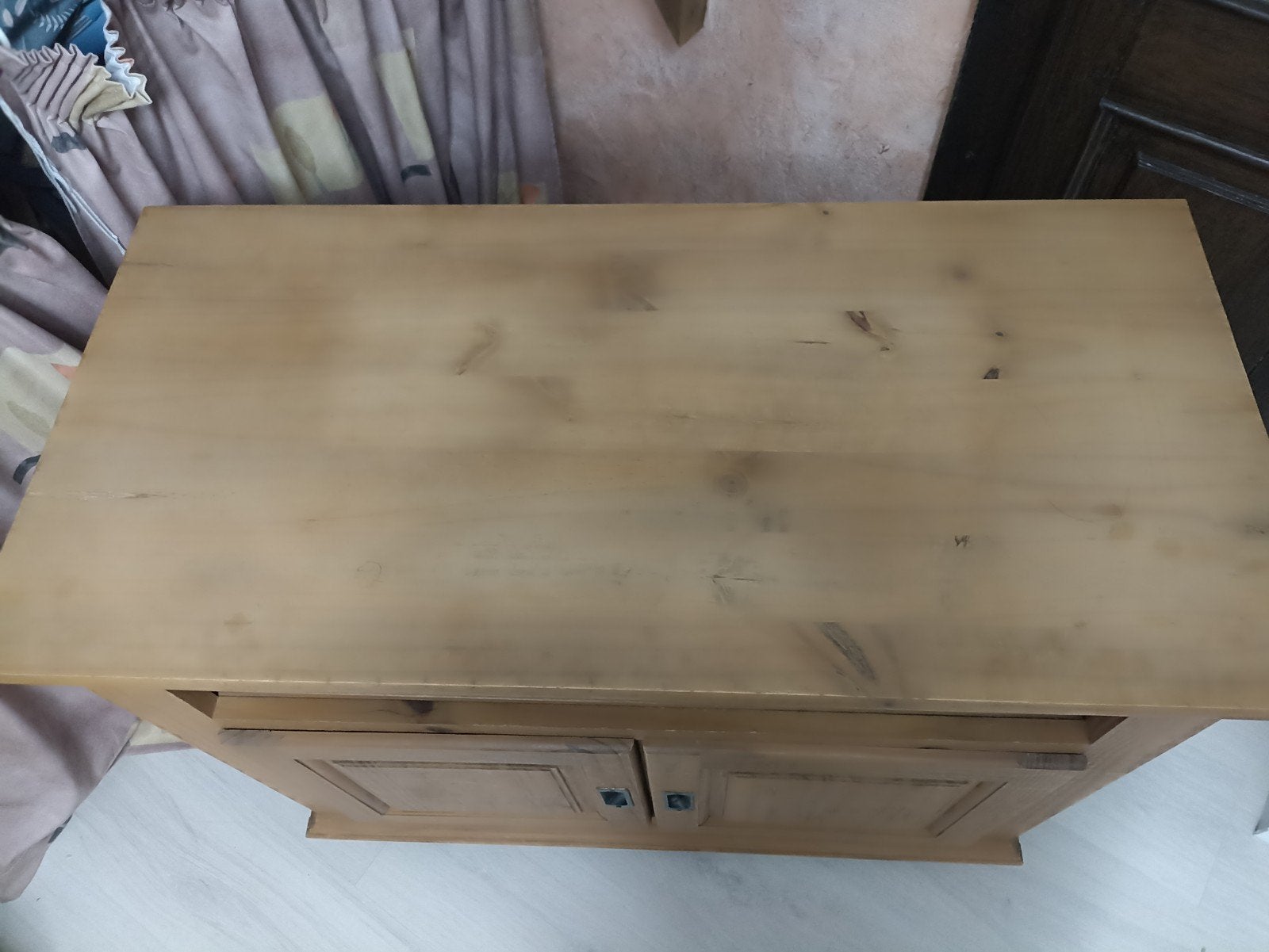 Petit meuble TV
Longueur 90 cm
Profondeur 43 cm 
Hauteur 77, 25 à 50 cm, Moins de 100 cm, Enlèvement, Utilisé