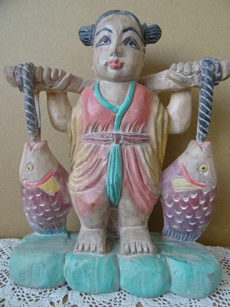 Vintage Chinees houten beeld kind met vissen 29cm gelukbeeld, Antiek en Kunst, Curiosa en Brocante, Ophalen of Verzenden