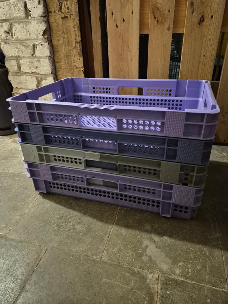 Stapelbare en in elkaar grijpende plastic container