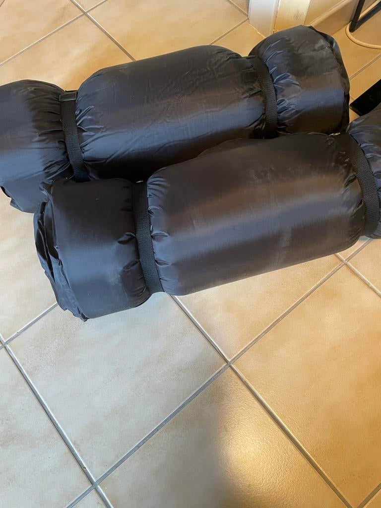 Slaapzakken , matrasjes en tent, Ophalen, Zo goed als nieuw