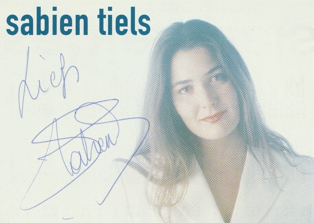 Sabien Tiels, foto met handtekening, 1996, Verzamelen, Ophalen of Verzenden, Zo goed als nieuw, Foto of Kaart, Gesigneerd