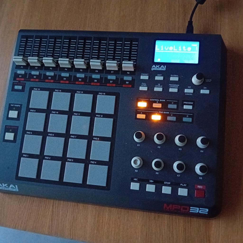 Akai MPD32 usb beat pad controller, Muziek en Instrumenten, Ophalen of Verzenden, Gebruikt