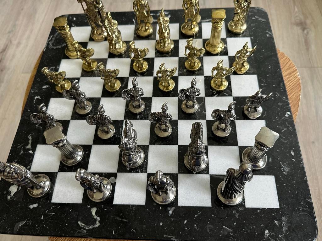 jeu d’échecs en métal avec plateau en marbre véritable., Collections, Enlèvement ou Envoi, Comme neuf