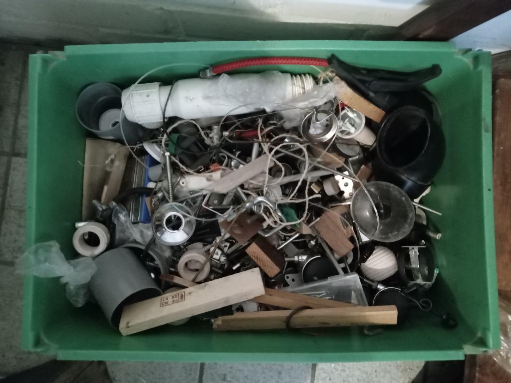 grote kist vol met IJzerwaren en Bevestigingsmiddelen, Ophalen, Zo goed als nieuw, Overige typen