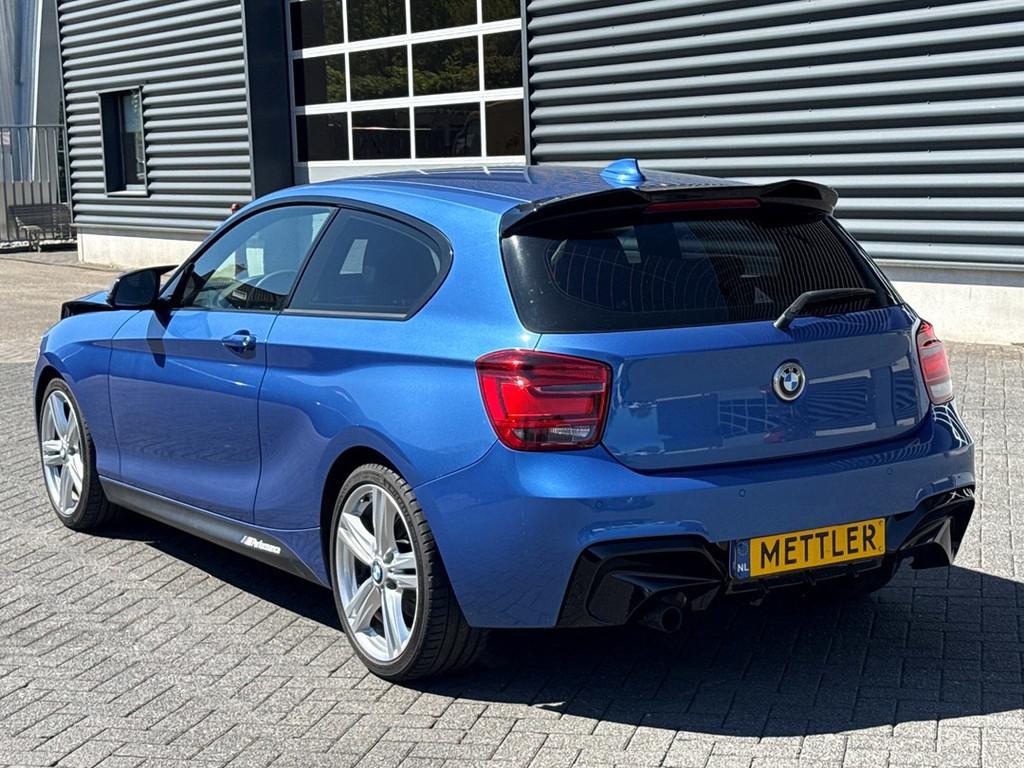 BMW 1-serie 114i Upgrade Edition, M Sport, airco, cruise con, Auto's, Gebruikt, Zwart, 4 cilinders, Leder