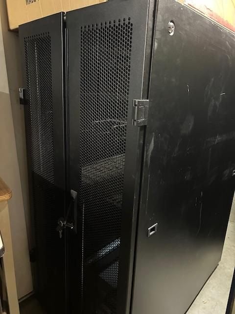 Rack serveur 26U, Informatique & Logiciels, Armoires de serveurs, Enlèvement, Utilisé, Perforé, Perforé