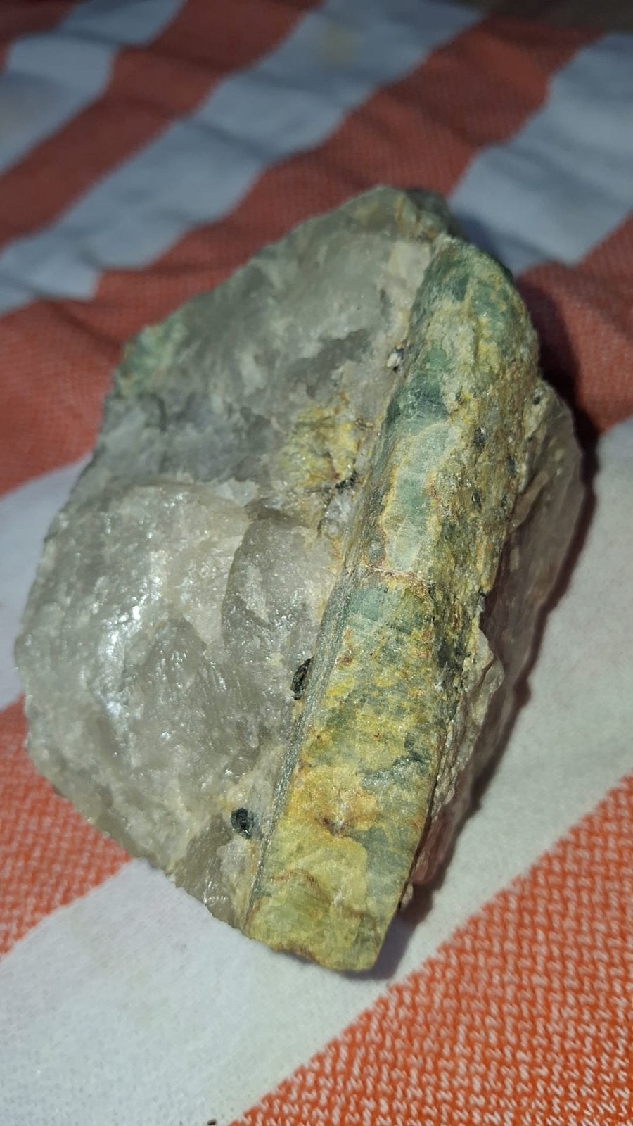 Béryl vert / Aigue-marine sur quartz - 568g - Pierre brute, Collections, Enlèvement ou Envoi