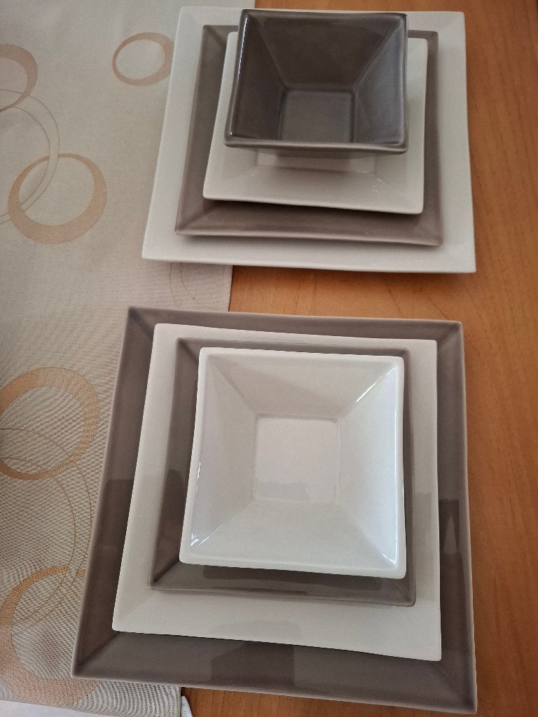 Eetservies in 2 kleurtinten, Ophalen, Gebruikt, Overige merken, Bord(en)