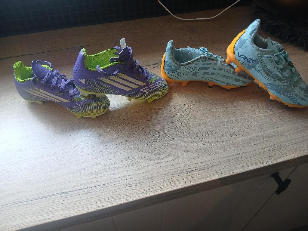 Voetbalschoenen maat 31 15 euro samen, Sport en Fitness, Voetbal, Ophalen