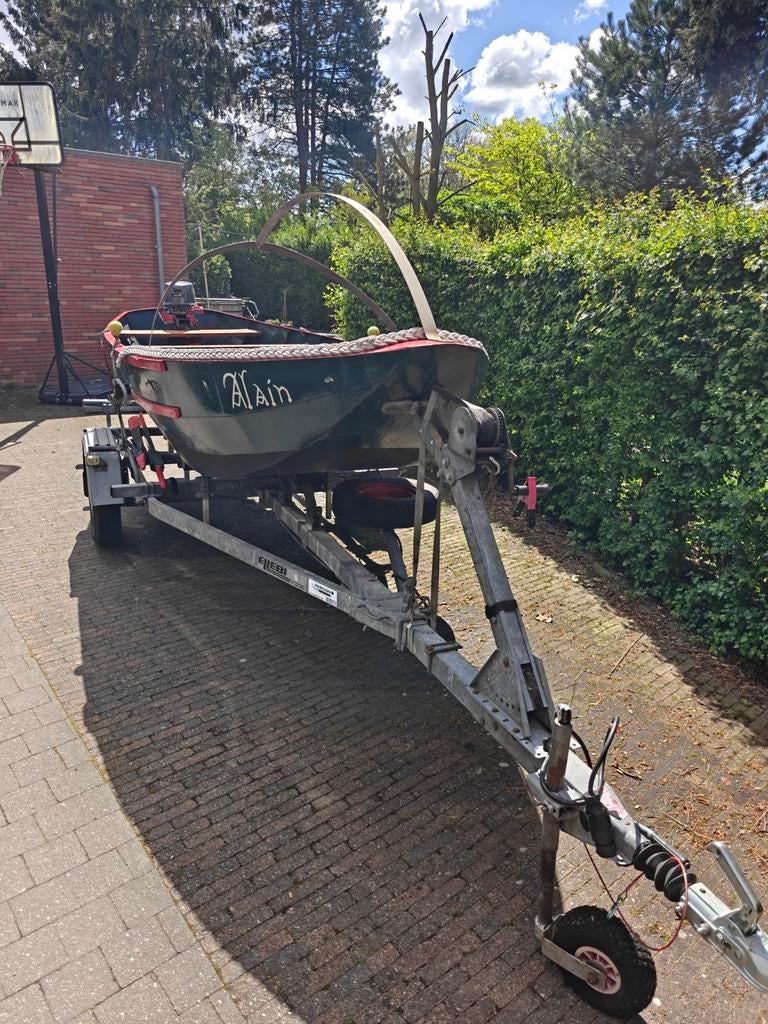Metalen sloep met motor en trailer in goede staat, Watersport en Boten, Ophalen, Buitenboordmotor